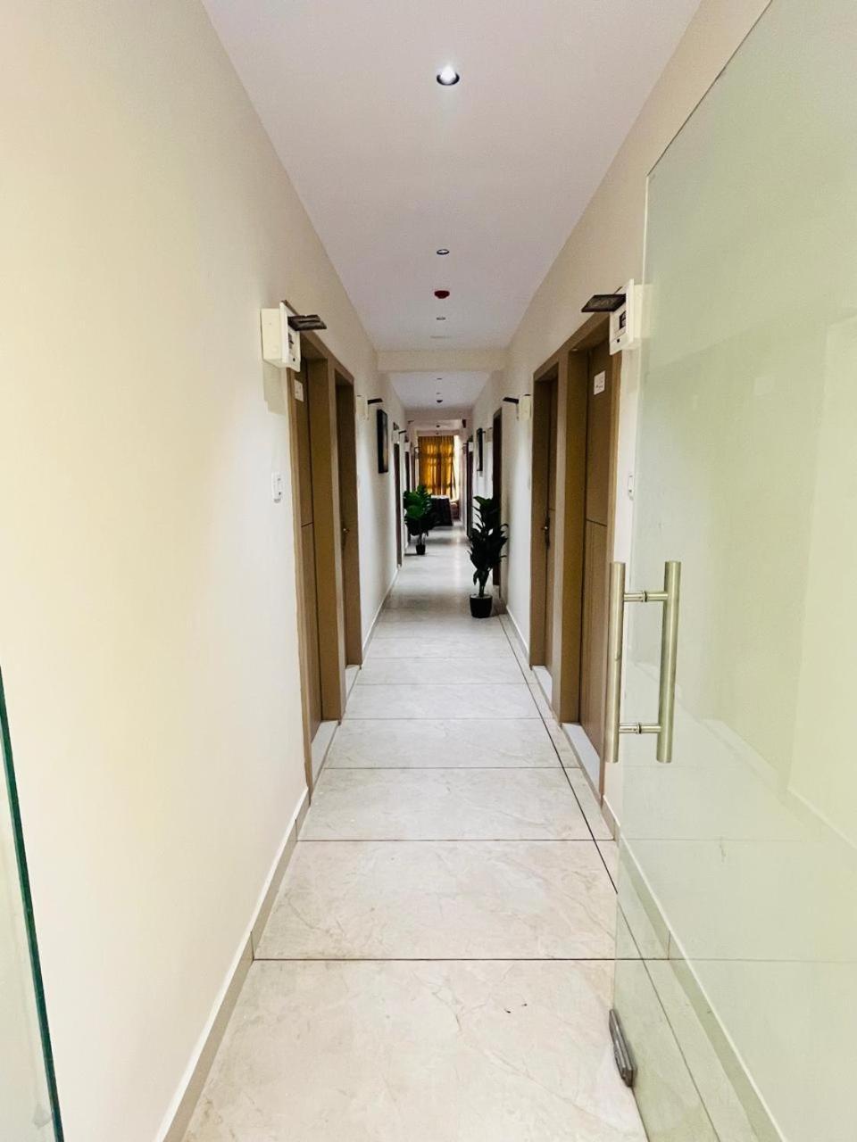 Hotel Royal Sky Morbi エクステリア 写真